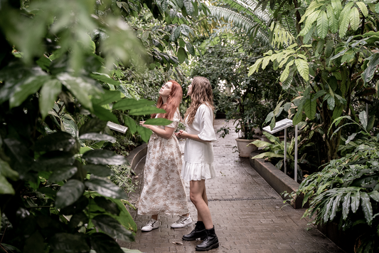 Freya en Tine in de plantentuin terwijl ze planten bespreken